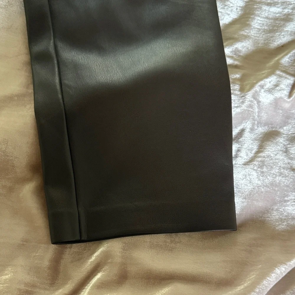 Banana Republic Womens Slim Vegan Leather Jogger | Black Size Medium - Picture 6 of 6